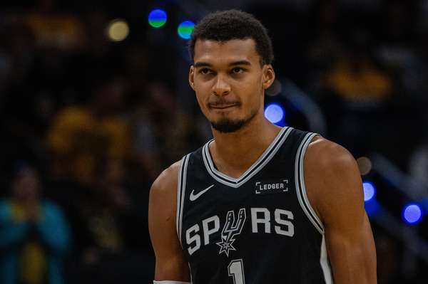 文班亚马首节攻防两端表现分化 4次运球失误皆遭反击