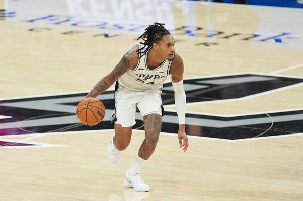 瓦塞尔半场高效输出12+4 马刺主场压制猛龙