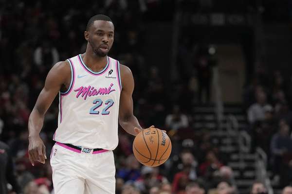 维金斯陷投篮困境 18投仅4中拖累勇士进攻