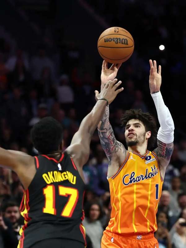 拉梅洛-鲍尔晒赛场照引热议 场均准20+5+8数据亮眼