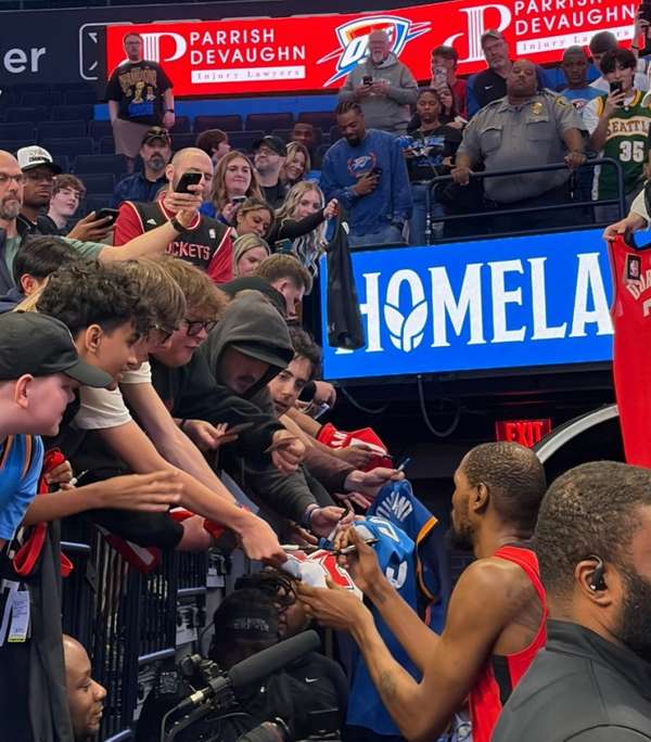 温情时刻！杜兰特赛后为俄城老球迷签名引热议