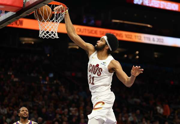 阿伦笑谈骑士更衣室氛围：天才扎堆还能拧成一股绳 克利夫兰球迷永远第1