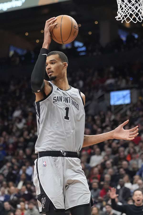 文班亚马化身禁区守护神 全明星后32记火锅独步联盟