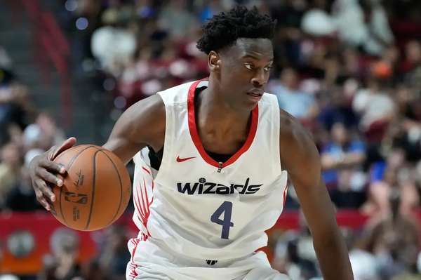 NBA状元迪班萨狂砍27分！首秀追平格里芬纪录，最后时刻伤退吓坏巫师
